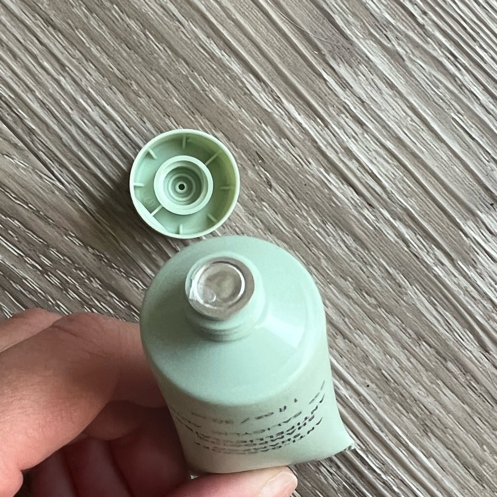 OUAI Anti-Dandruff Shampoo - Picture 3 of 3